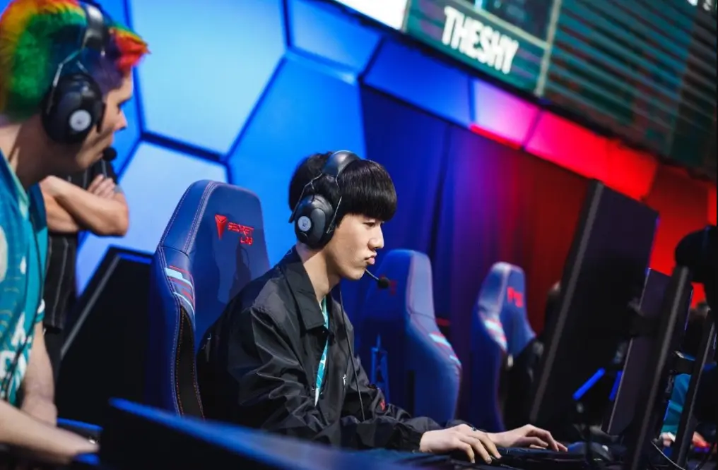 IM电竞官方-包含比利亚雷亚尔扳平良机备战NBA常规赛TheShy新星关键助攻表现惊艳，多特蒙德队长鼓劲备战中超直接炸裂的词条